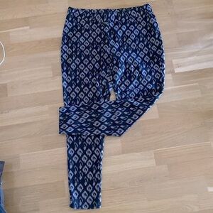 Joe Fresh cool patterned leggings in grey  & black. Soft exterior/interior